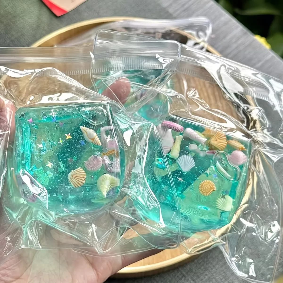 Les mini-jouets marins, tels que les coquillages et les étoiles de mer, sont comme si vous teniez le