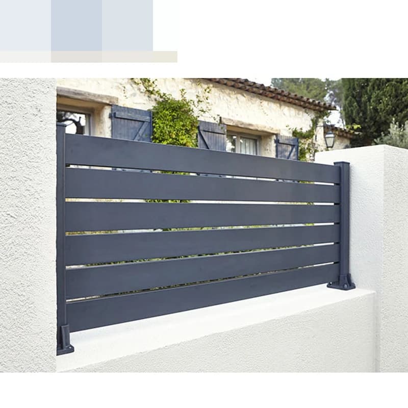 Terrasse de jardin extérieure belle et élégante avec clôture en aluminium pour protéger la confidentialité résidentielle