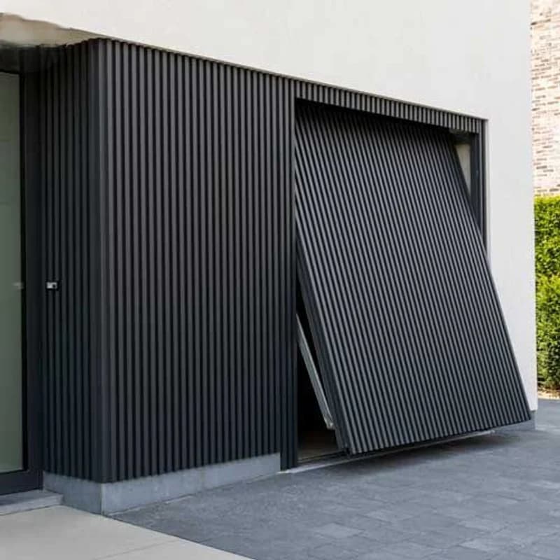 Superbe porte de garage moderne et automatique à lattes verticales en aluminium