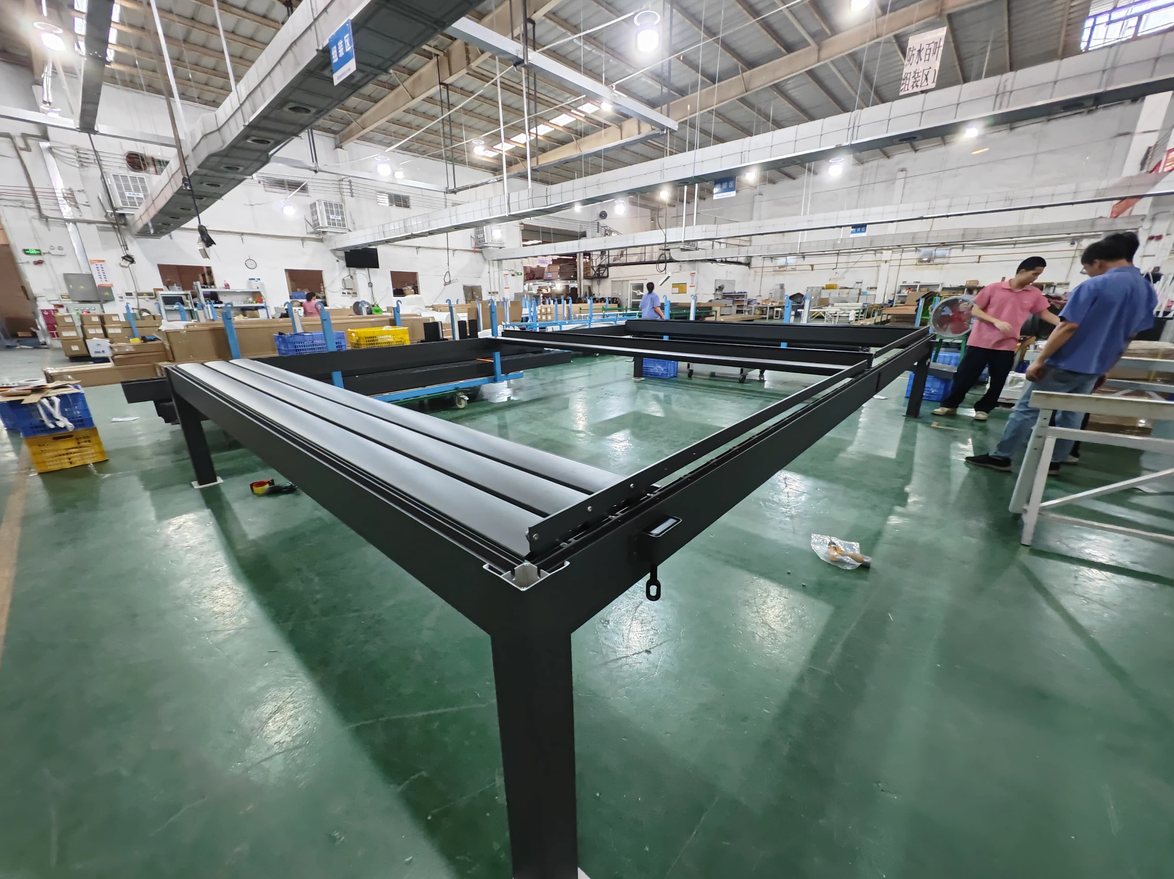 Pergola motorisée en aluminium tonnelle bioclimatique lumières LED toit à persiennes portes coulissantes en verre Patio