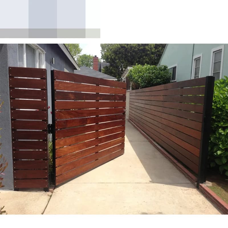 Terrasse de jardin extérieure belle et élégante avec clôture en aluminium pour protéger la confidentialité résidentielle