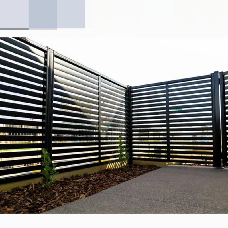 Terrasse de jardin extérieure belle et élégante avec clôture en aluminium pour protéger la confidentialité résidentielle