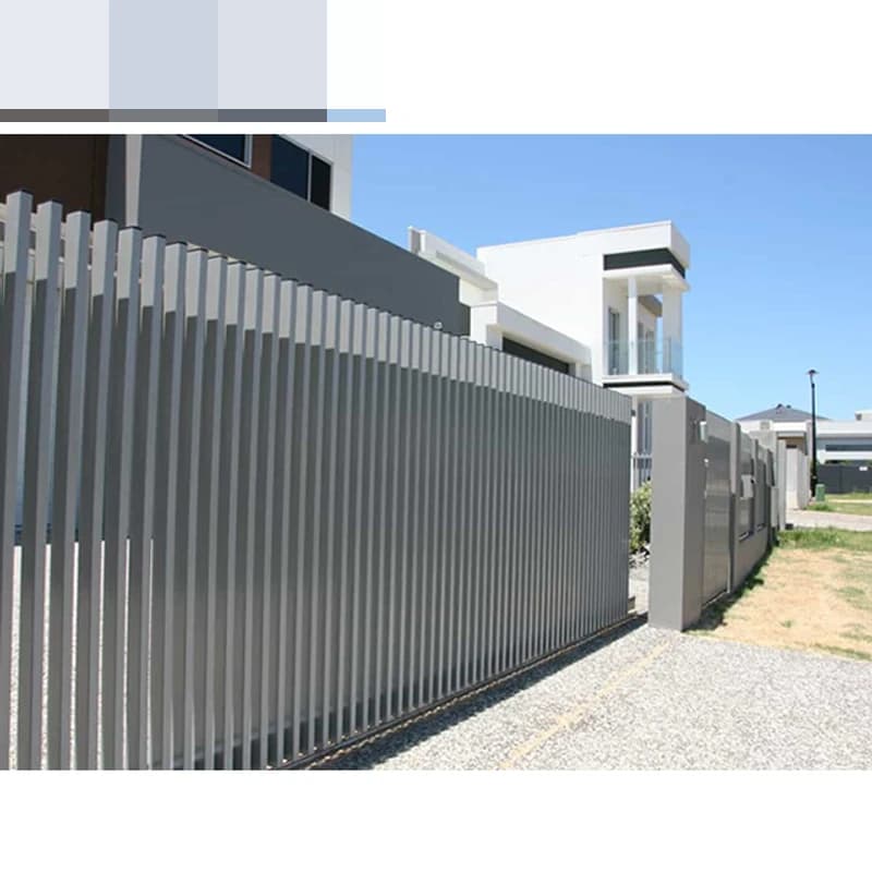 Terrasse de jardin extérieure belle et élégante avec clôture en aluminium pour protéger la confidentialité résidentielle