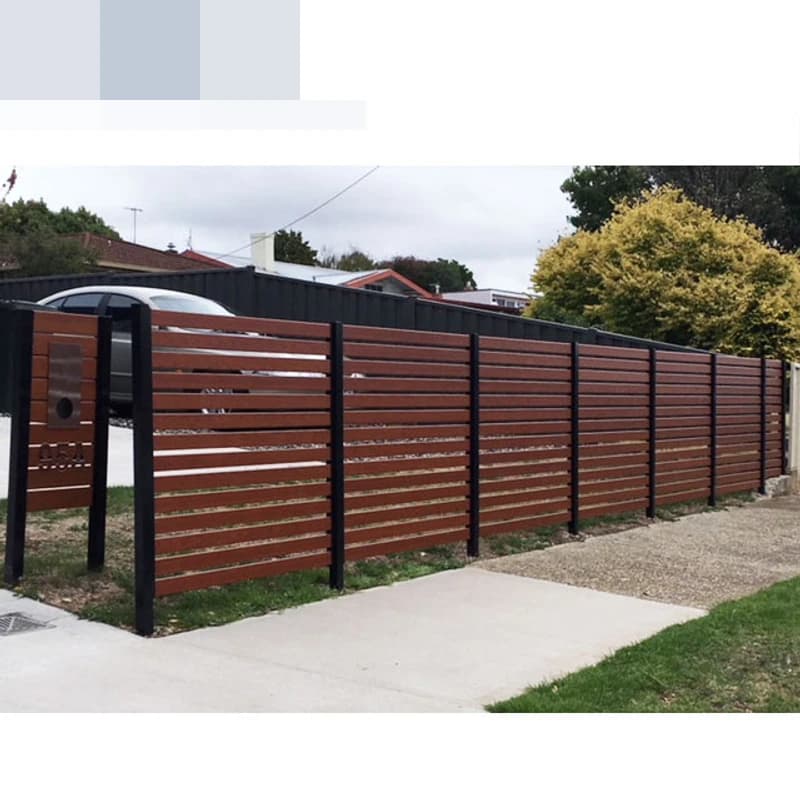 Terrasse de jardin extérieure belle et élégante avec clôture en aluminium pour protéger la confidentialité résidentielle