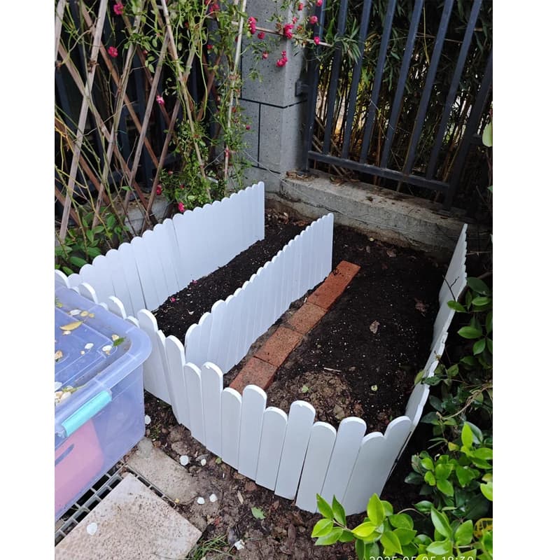 Clôture de jardin insérée en plastique et bois de couleur teck blanc