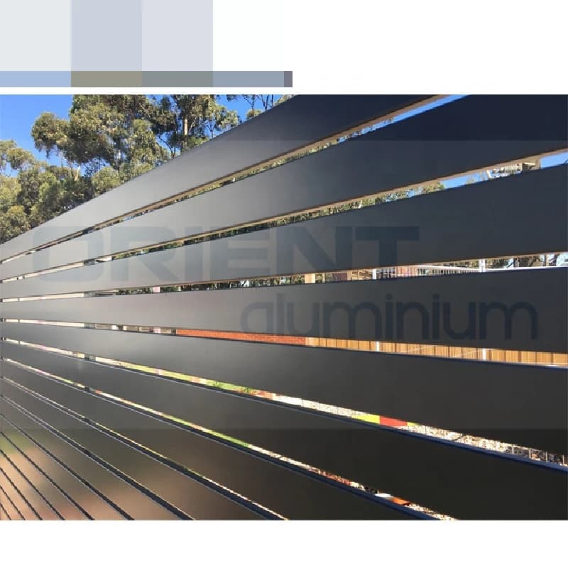Les fabricants les plus vendus vendent des clôtures métalliques en aluminium de haute qualité soudées.