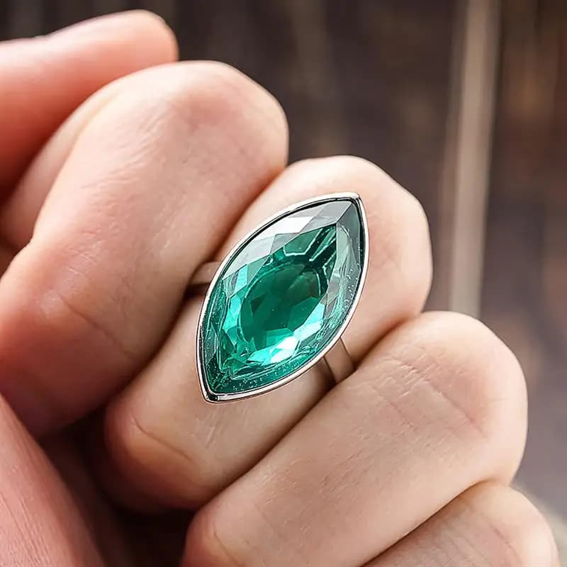 Huitan – bague Marquise pour femmes, style simple avec CZ vert brillant, accessoires de fête de mariage tendance, bijoux polyvalents pour dames