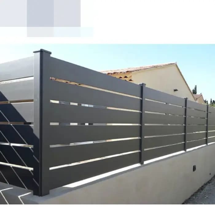 Clôture en aluminium et porte de maison