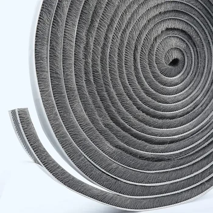 Bande d'étanchéité auto-adhésive en alliage d'aluminium pour porte et fenêtre