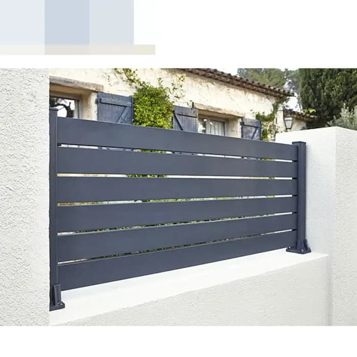 Terrasse de jardin extérieure belle et élégante avec clôture en aluminium pour protéger la confidentialité résidentielle