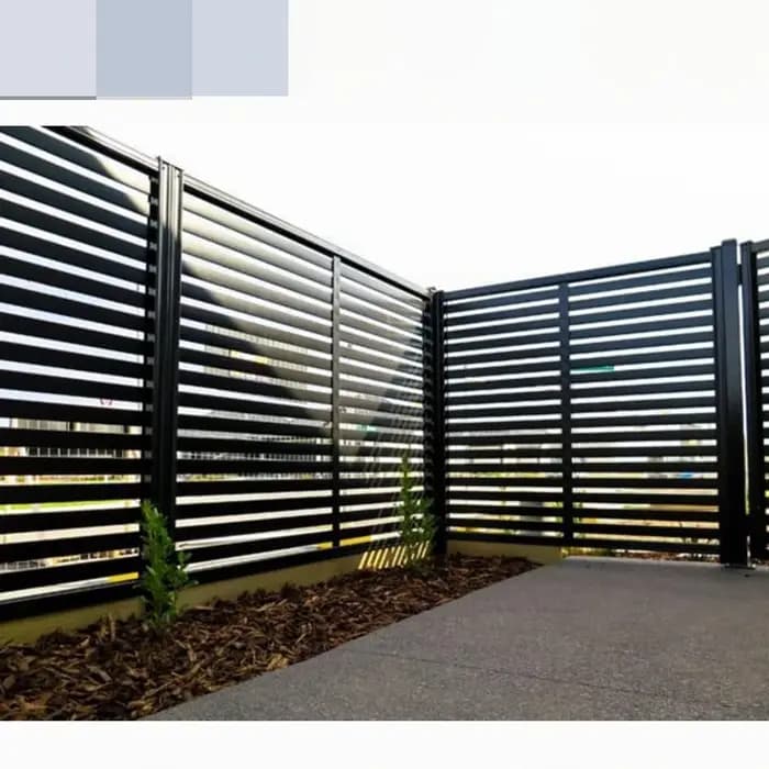 Terrasse de jardin extérieure belle et élégante avec clôture en aluminium pour protéger la confidentialité résidentielle