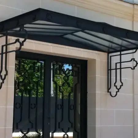 Auvent en fer forgé personnalisé avec fonctionnement fixe Anti-UV coupe-vent caractéristiques